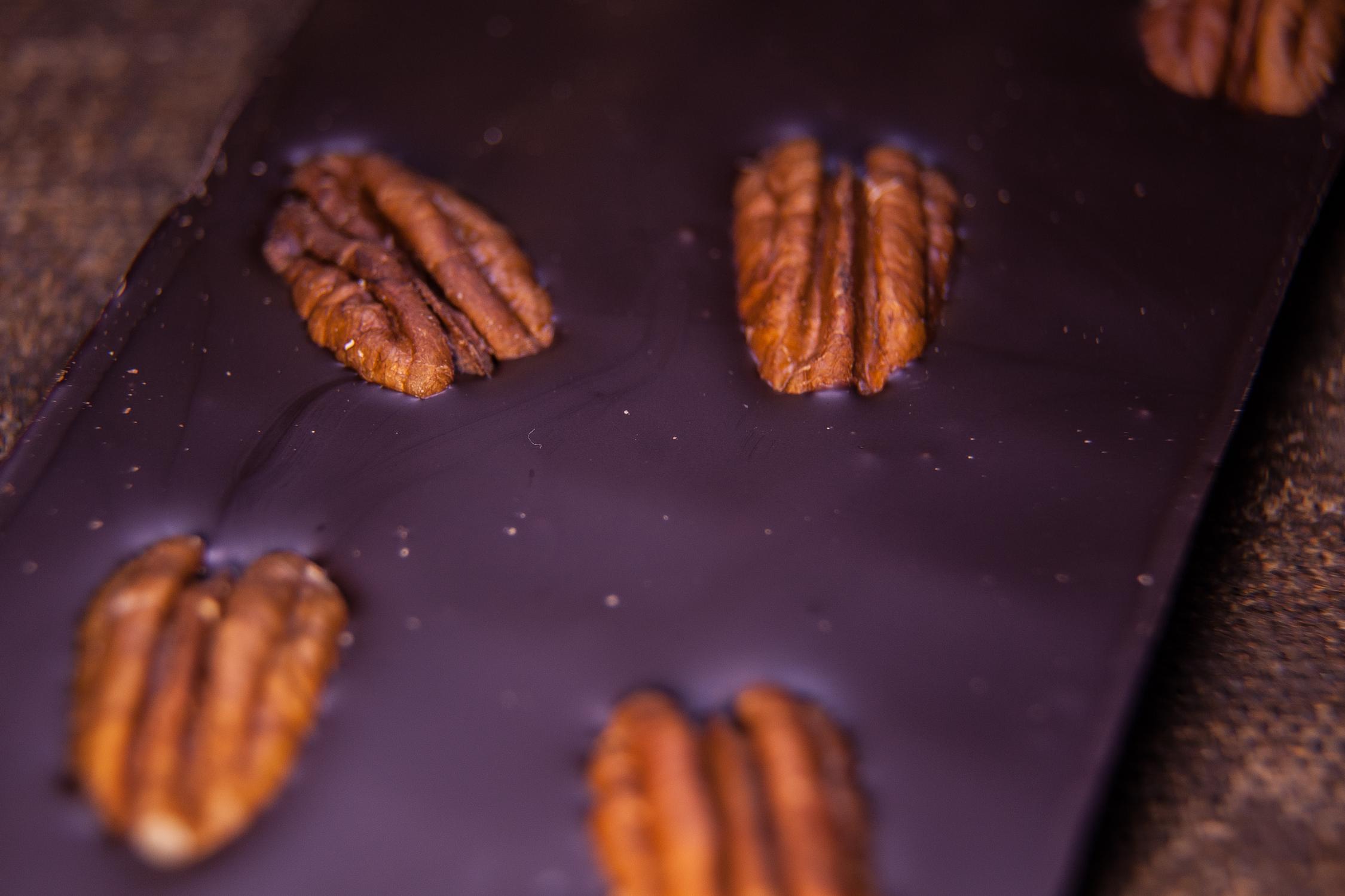 Hořká čokoláda s pekanovými ořechy 100g