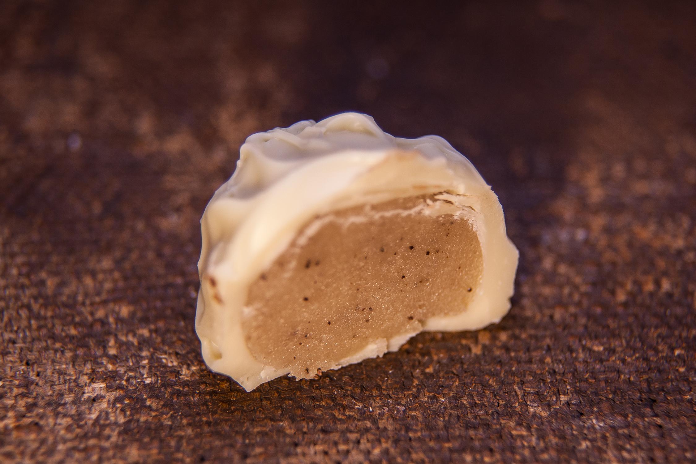 Pralinka kávový marcipán v bílé čokoládě
